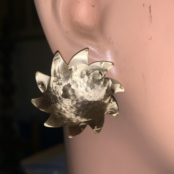 STARBURST SUN SUNFLOWER GOLDEN HAMMERED MODERNIST EARRINGS - Picture 2 of 13